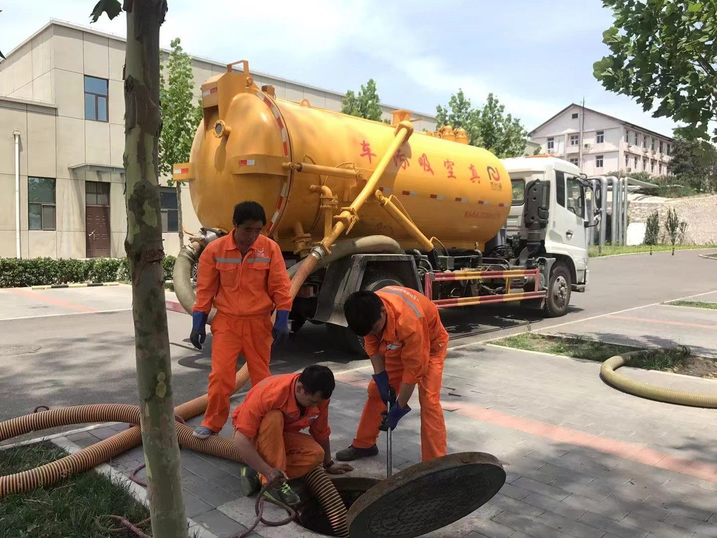 东升镇化粪池清理与5-8吨吸粪车施工效率分析
